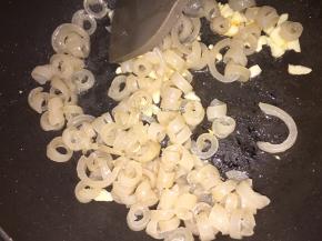 倒入肉皮条翻炒