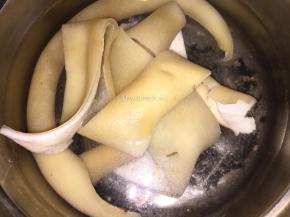 将猪肉皮洗净后放入锅中，放适量清水