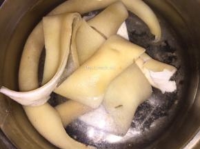 将猪肉皮洗净后放入锅中，放适量清水