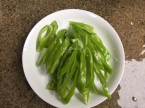 先将尖椒洗净后去籽斜刀切小待用
