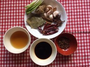 准备所需食材:
鸡翅根6个、干红辣椒10个、香叶3片、八角3个、桂皮1段、花椒2勺、蒜瓣10个、生姜1块、葱白6根、料酒2勺、生抽2勺、老抽2勺、盐1.5匙