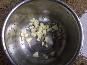 蒜瓣去外皮切小待用