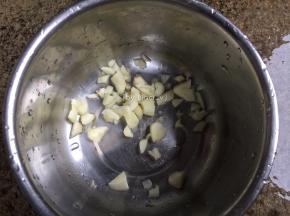 蒜瓣去外皮切小待用