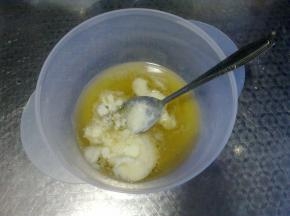 主料里除面粉以外的东西，全部混合。