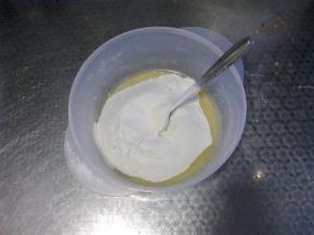最后加入过筛的面粉。