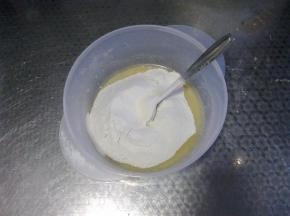 最后加入过筛的面粉。