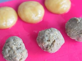 把皮分成15克一个，绿豆馅分成20克一个。