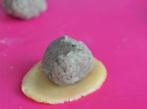 把皮包住馅，慢慢推至封口。