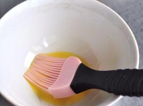 5分钟后取出，刷上一层薄薄的蛋液（半个蛋黄加少量蛋白）。
 然后继续烤10分钟左右，至表面上色。