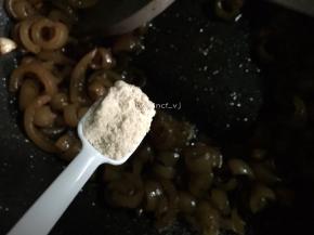 加入1匙鸡粉翻炒均匀