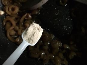 加入1匙鸡粉翻炒均匀