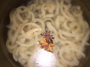 再把肉皮放入锅中，加适量清水，放入八角
