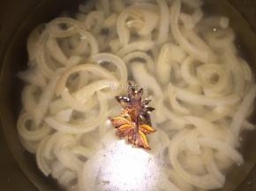 再把肉皮放入锅中，加适量清水，放入八角
