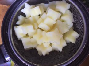 煮后的土豆捞出