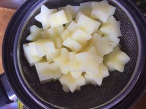 煮后的土豆捞出