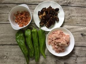 准备所需食材:
尖椒10个、肉沫200g、干香菇12棵、虾米1小把、香葱3根、鱼露1勺、香油1匙、盐1/3匙、生抽1勺

