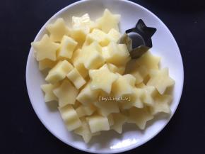 然后切成条状（我因为宝宝喜欢卡通，所以还是用的星星模具在土豆片上印出星星形状的星星土豆片（也可用其它形状的模具））
切好的土豆先冲水两次以免氧化，待用