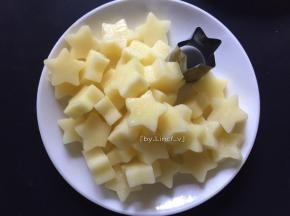 然后切成条状（我因为宝宝喜欢卡通，所以还是用的星星模具在土豆片上印出星星形状的星星土豆片（也可用其它形状的模具））
切好的土豆先冲水两次以免氧化，待用