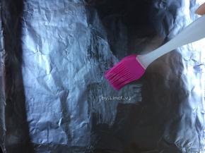 用刷子沾上玉米油，将锡箔纸均匀的刷上一层待用