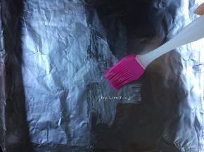用刷子沾上玉米油，将锡箔纸均匀的刷上一层待用