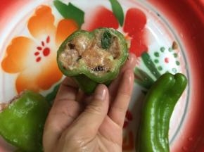 再将搅拌好的肉酱塞进尖椒里，依次将尖椒塞满肉酱后摆盘