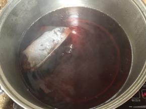 放入装了1500ml清水的锅中，大火煮开