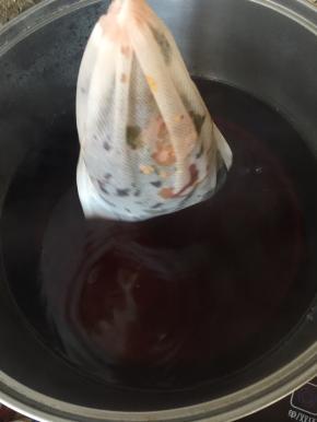 待冰糖溶化后关火，捞出材料