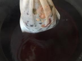 待冰糖溶化后关火，捞出材料