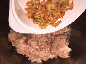 接着将肉沫倒入大盆中，然后加入洗净的虾米