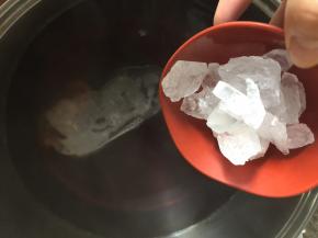 然后转小火煮熬30分钟，再加入冰糖