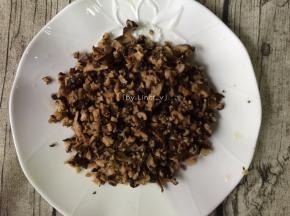 然后去蒂切成细丁待用