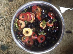 先将除乌梅和桂花以外的所有食材用清水洗净，浸泡30分钟