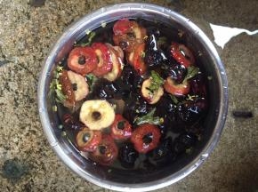 先将除乌梅和桂花以外的所有食材用清水洗净，浸泡30分钟