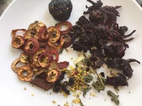 所需食材：陈皮5克、乌梅2颗、 甘草10克、山楂25克、洛神花5朵、桑葚若干、薄荷少许、桂花少许、清水1500毫升、冰糖适量（按个人口味）