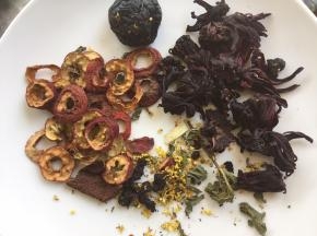 所需食材：陈皮5克、乌梅2颗、 甘草10克、山楂25克、洛神花5朵、桑葚若干、薄荷少许、桂花少许、清水1500毫升、冰糖适量（按个人口味）