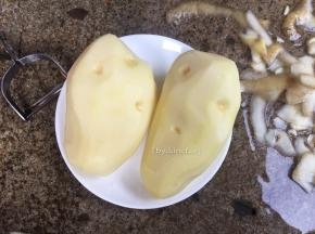 首先将2个土豆去皮洗净