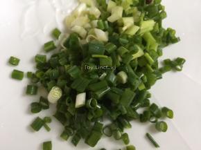 香葱洗净后切成葱花待用