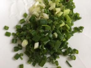 香葱洗净后切成葱花待用
