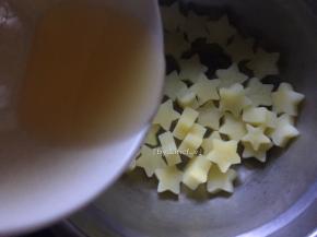 接着将控了水土豆倒入盘中，倒入玉米油，加入1勺椒盐粉拌均匀