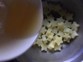 接着将控了水土豆倒入盘中，倒入玉米油，加入1勺椒盐粉拌均匀