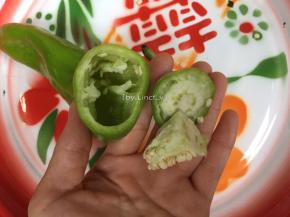 尖椒洗净后切掉蒂部，挖出辣椒籽待用