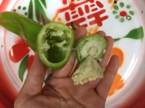 尖椒洗净后切掉蒂部，挖出辣椒籽待用