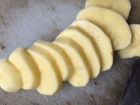 将洗净的土豆切成厚约0.5厘米土豆片