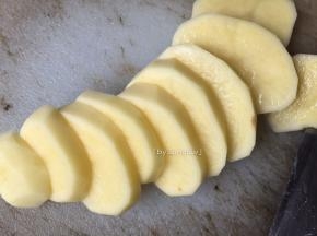 将洗净的土豆切成厚约0.5厘米土豆片