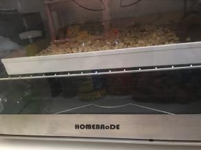 放入预热好160度烤箱中烘烤20分钟，中途烤到10分钟时把麦片搅拌一下，使它受热均匀