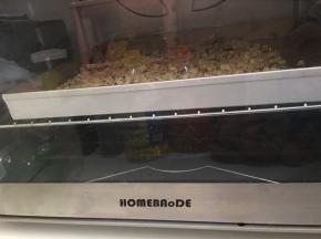 放入预热好160度烤箱中烘烤20分钟，中途烤到10分钟时把麦片搅拌一下，使它受热均匀