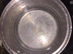 锅中放入适量清水煮开