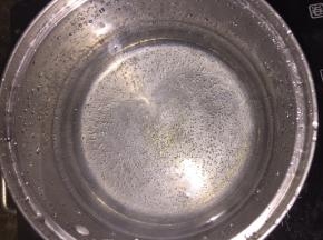 锅中放入适量清水煮开