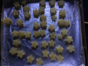 然后将拌好的土豆平铺放到提前抹上玉米油的锡箔纸烤盘上