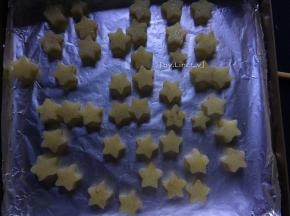 然后将拌好的土豆平铺放到提前抹上玉米油的锡箔纸烤盘上